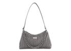 Everyday Chic with a Shoulder Bag in Modern Style
